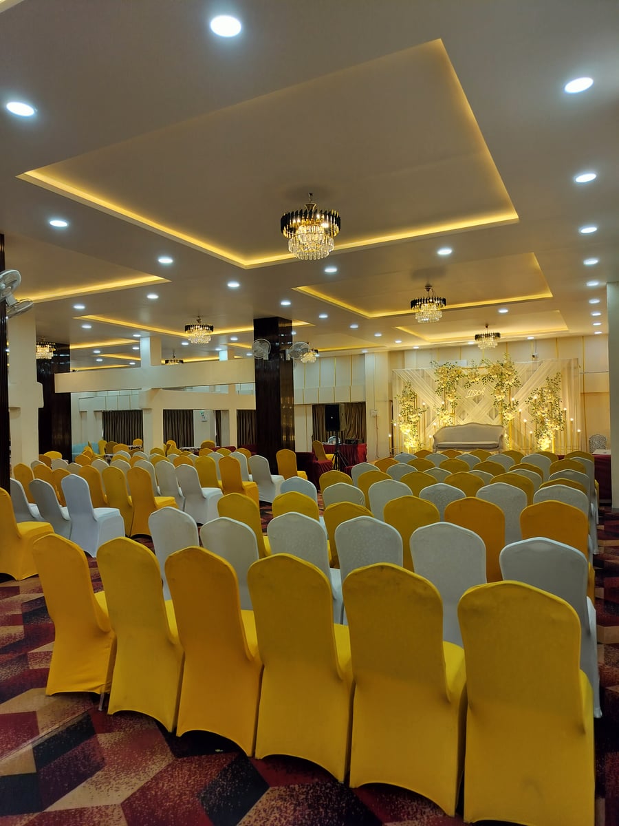 Stunning intimate seating in Surat (Setup 54)