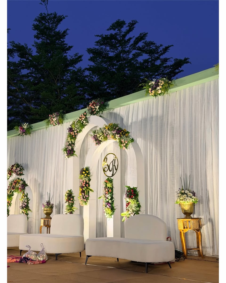 Stunning reception floral arrangement in Surat (Reception Theme 14)
