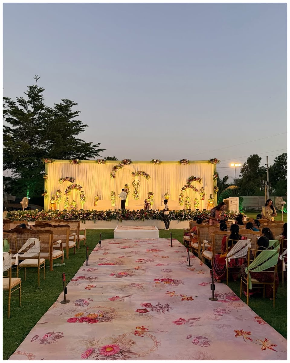 Magnificent reception floral arrangement in Surat (Reception Theme 16)