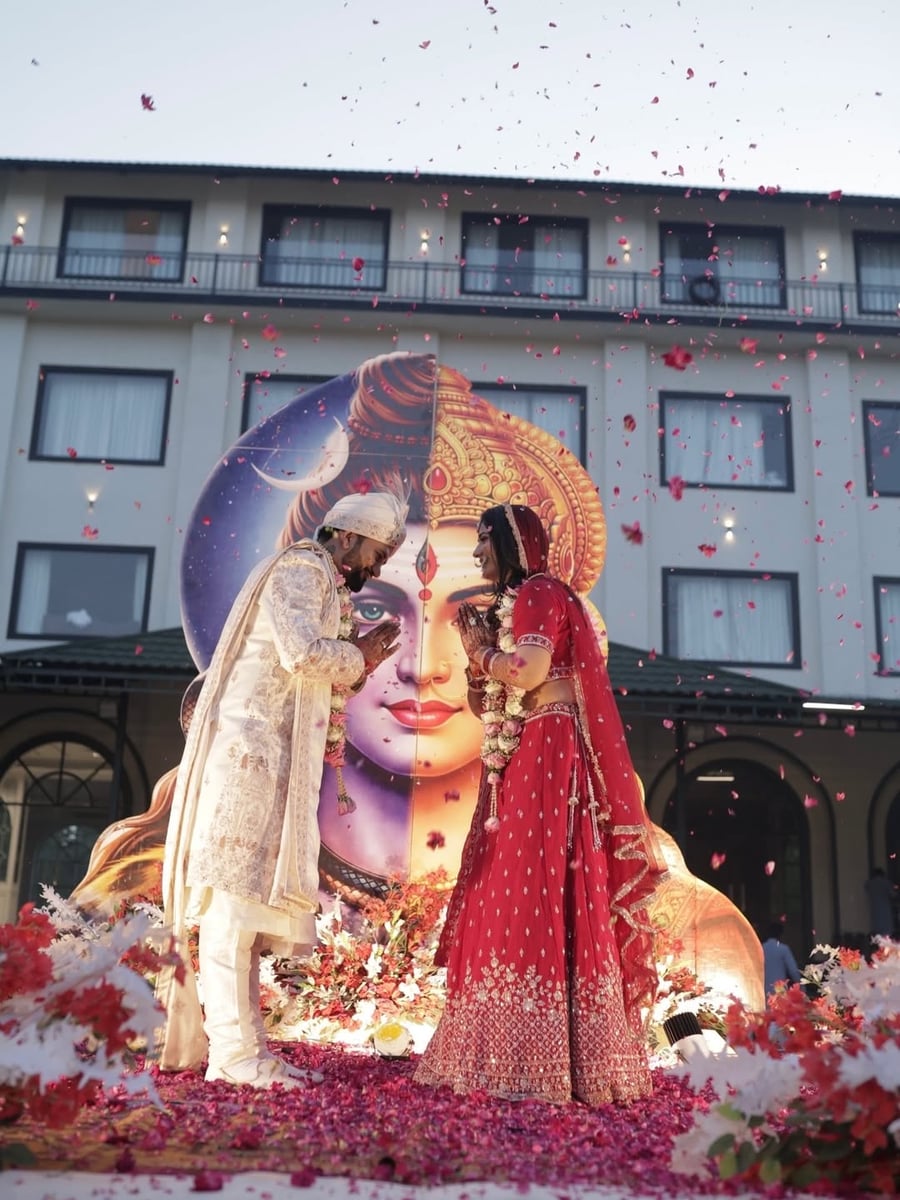 Elegant varmala ceremony stage in Surat (Varmala Stage 7)