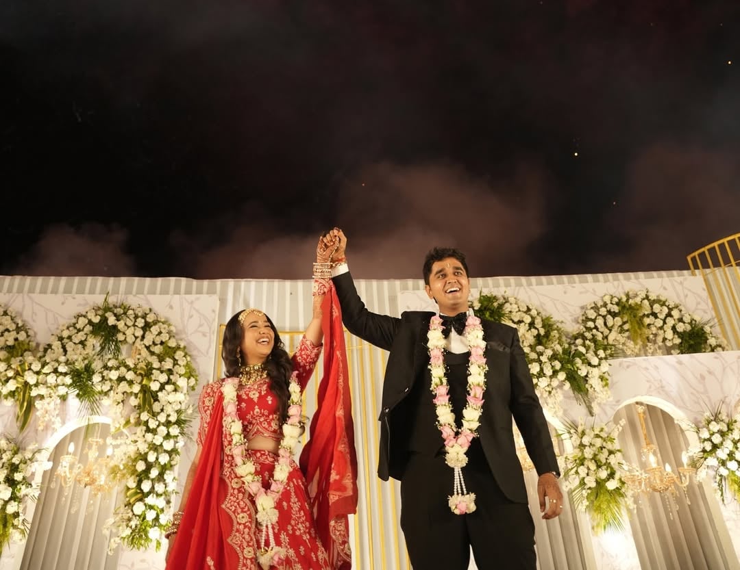 Elegant varmala floral backdrop in Surat (Varmala Stage 23)