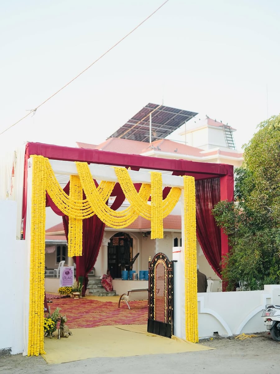 Grand wedding floral setup in Surat (Theme 64)